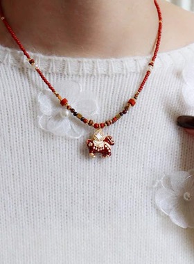 原创时尚精致红色滴油马上有钱花小马吊坠项链轻奢感锁骨链女奢华