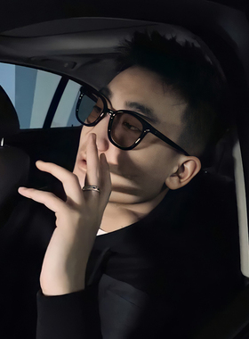 茶色墨镜男士开车专用街拍大脸