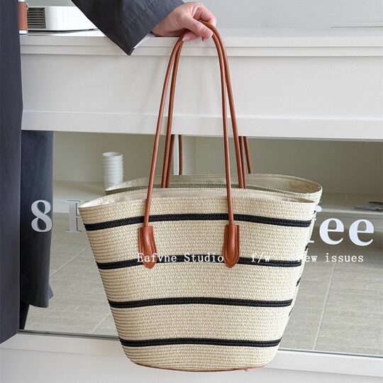 Large-capacity casual work and commuting bag for travel