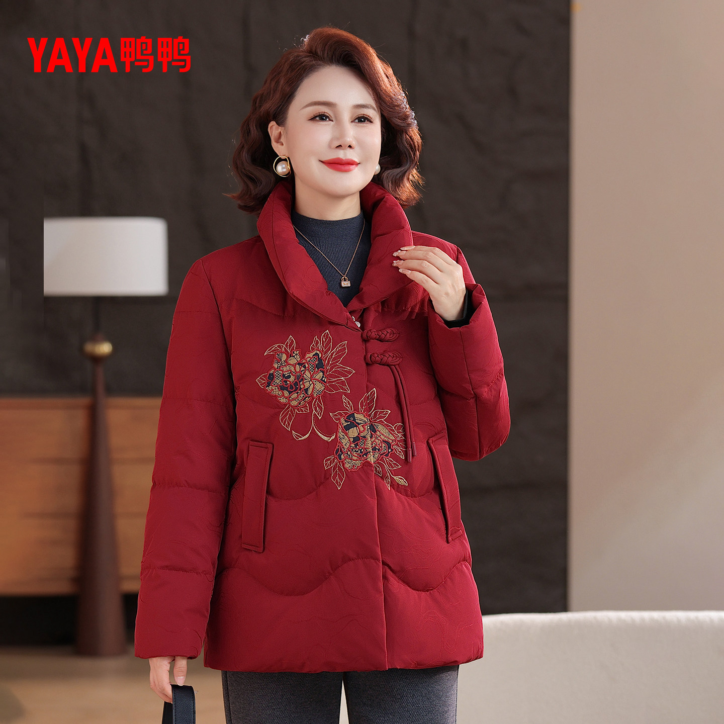 鸭鸭羽绒服女2025年冬季新款中老年短款立领保暖休闲妈妈装外套J
