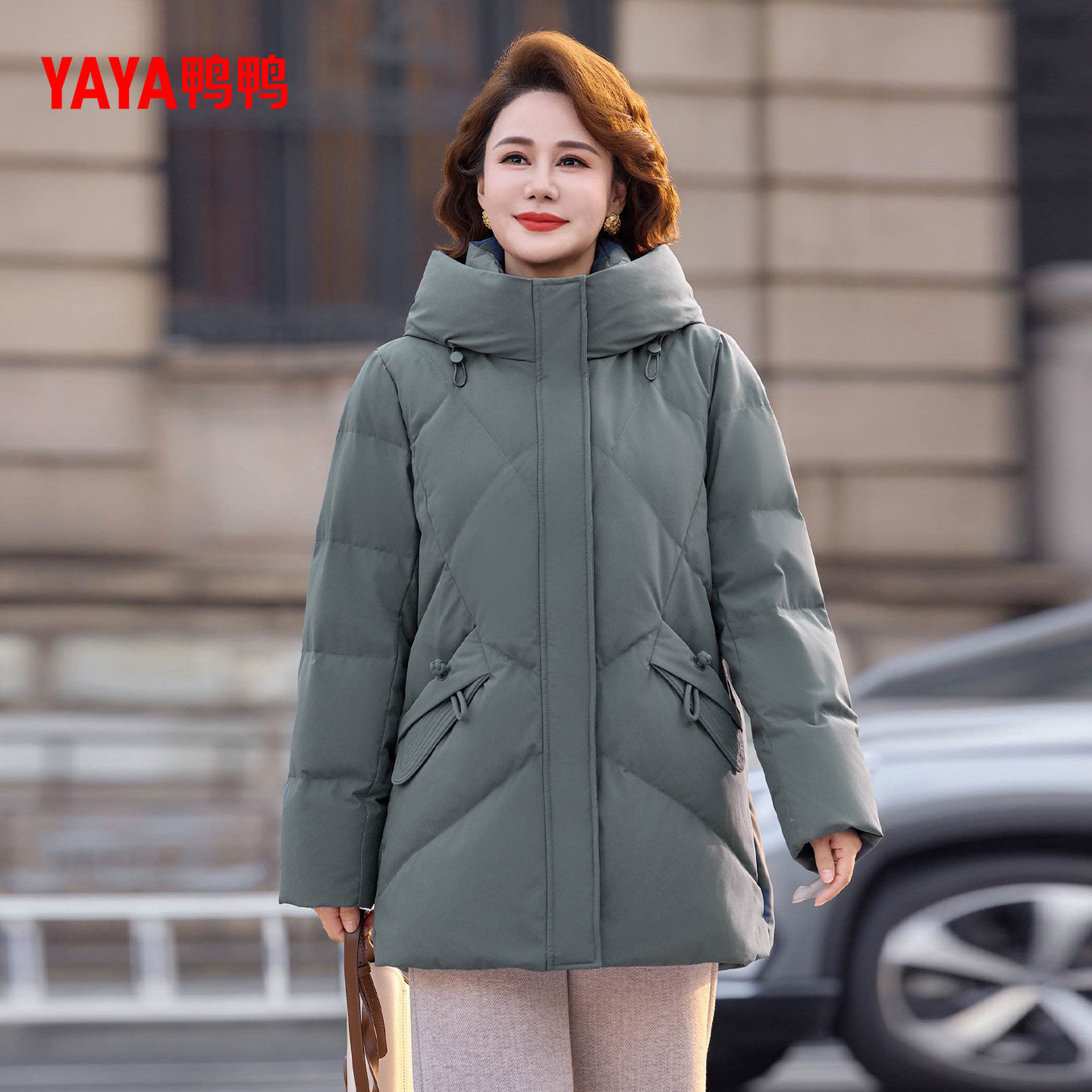鸭鸭羽绒服女2025年冬季新款中老年短款时尚保暖气质妈妈装外套Y