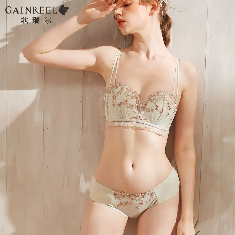 Three dimensional comfortable wireless bra, underwear, set, with embroidery