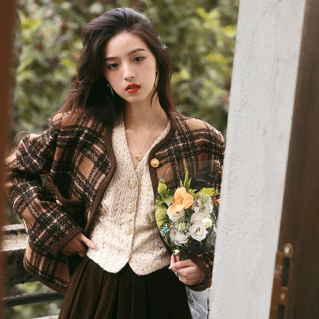 ເສື້ອ lace slim-fitting Slimming ແລະ elegant lace shirt