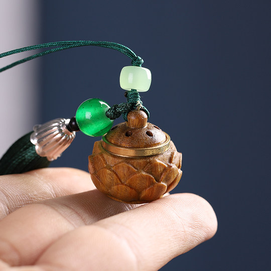 Colgante de talla de madera de bolsita tallada hueca de sándalo verde argentino