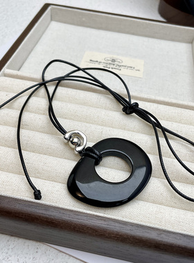 黑绳长款项链小众设计高级感镂空黑色吊坠配饰女百搭女2025毛衣链