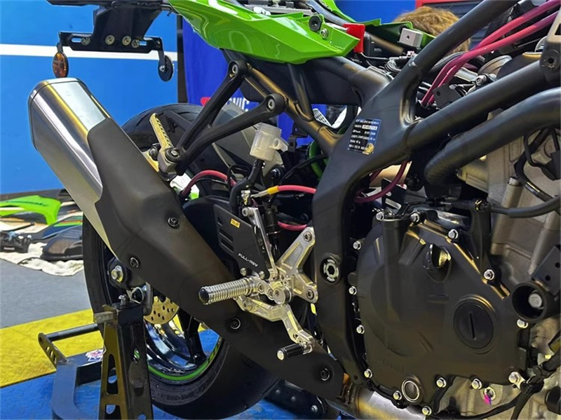 FULL-REV适用于川崎 ZX4R/ZX4RR 2023-2024 改装竟技升高脚踏总成 - 图0