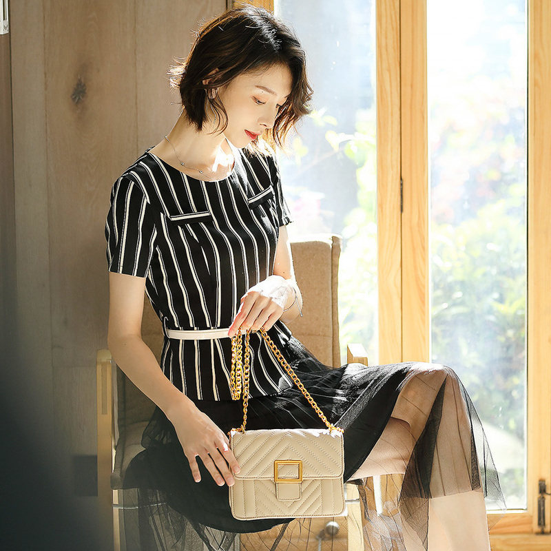 名人瑞裳2018夏季新款条纹连衣裙 名人瑞裳连衣裙