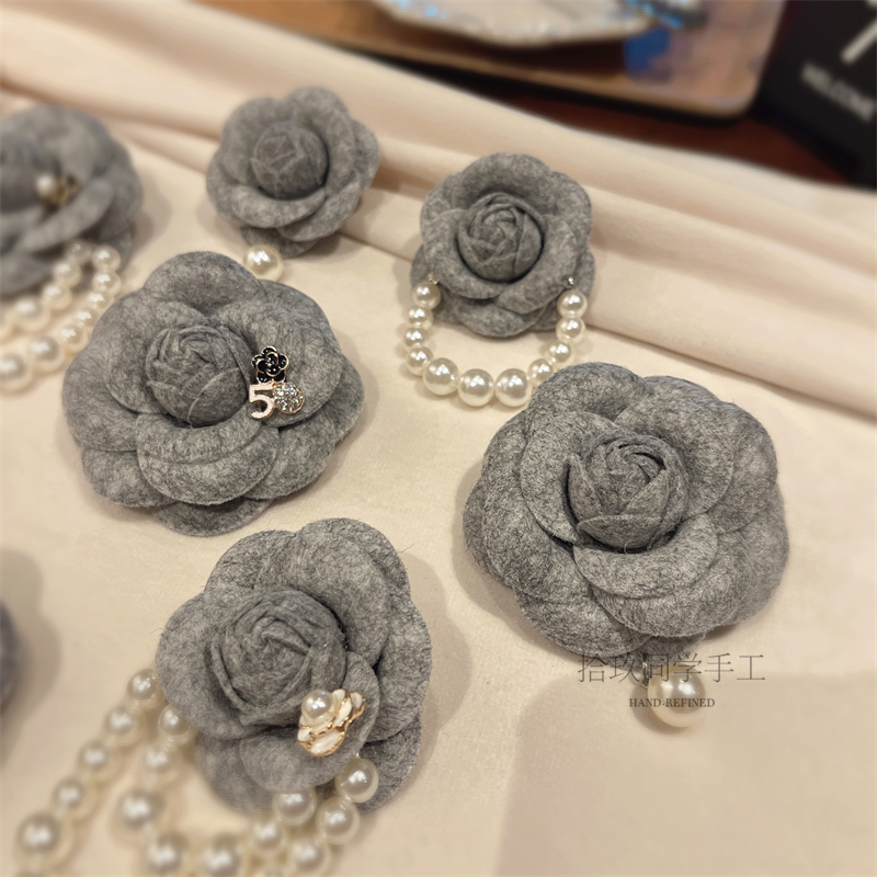法式高端灰色山茶花胸针都市格雷系女孩胸花小香风通勤穿搭别针 - 图2