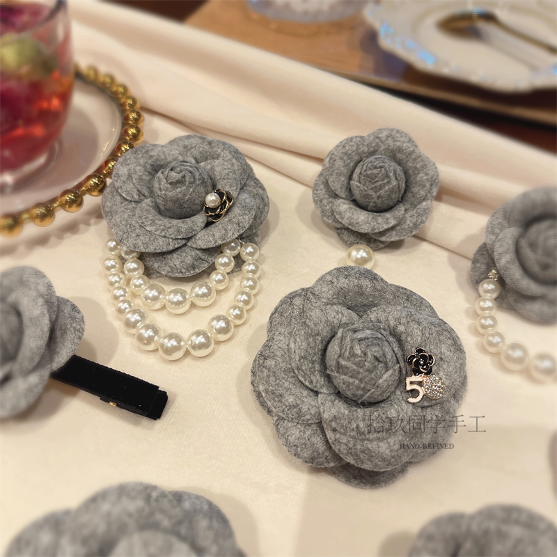 法式高端灰色山茶花胸针都市格雷系女孩胸花小香风通勤穿搭别针 - 图1