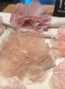 粉色新中式轻纱花朵胸针