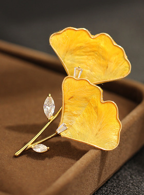 气质小众天然绒花金色银杏叶胸针优雅简约镶石黄色树叶别针胸花女