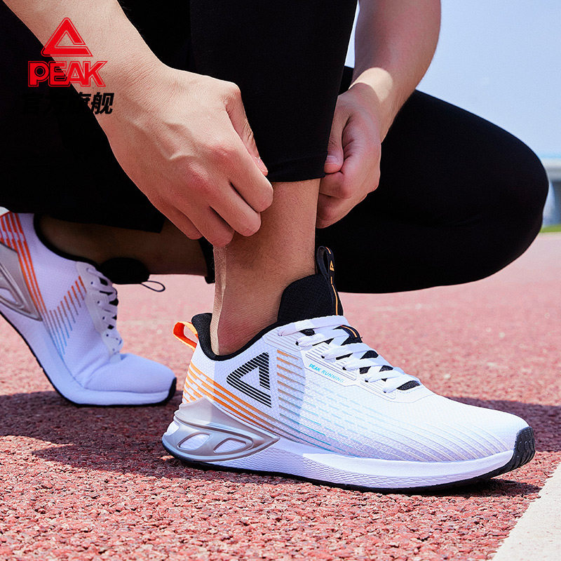  匹克跑步鞋