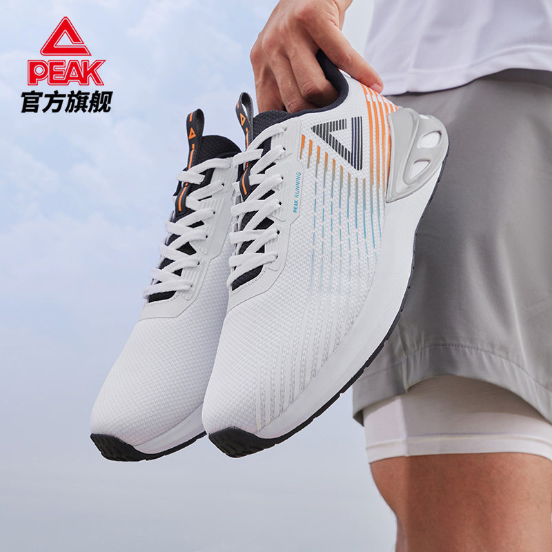  匹克跑步鞋