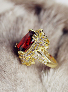 夸张红宝石戒指镀金边鸽血红钻