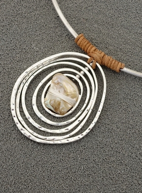 拉睦RLM SOHO手工绕丝珍贝母贝壳编织皮绳设计师腔调文艺术范项圈