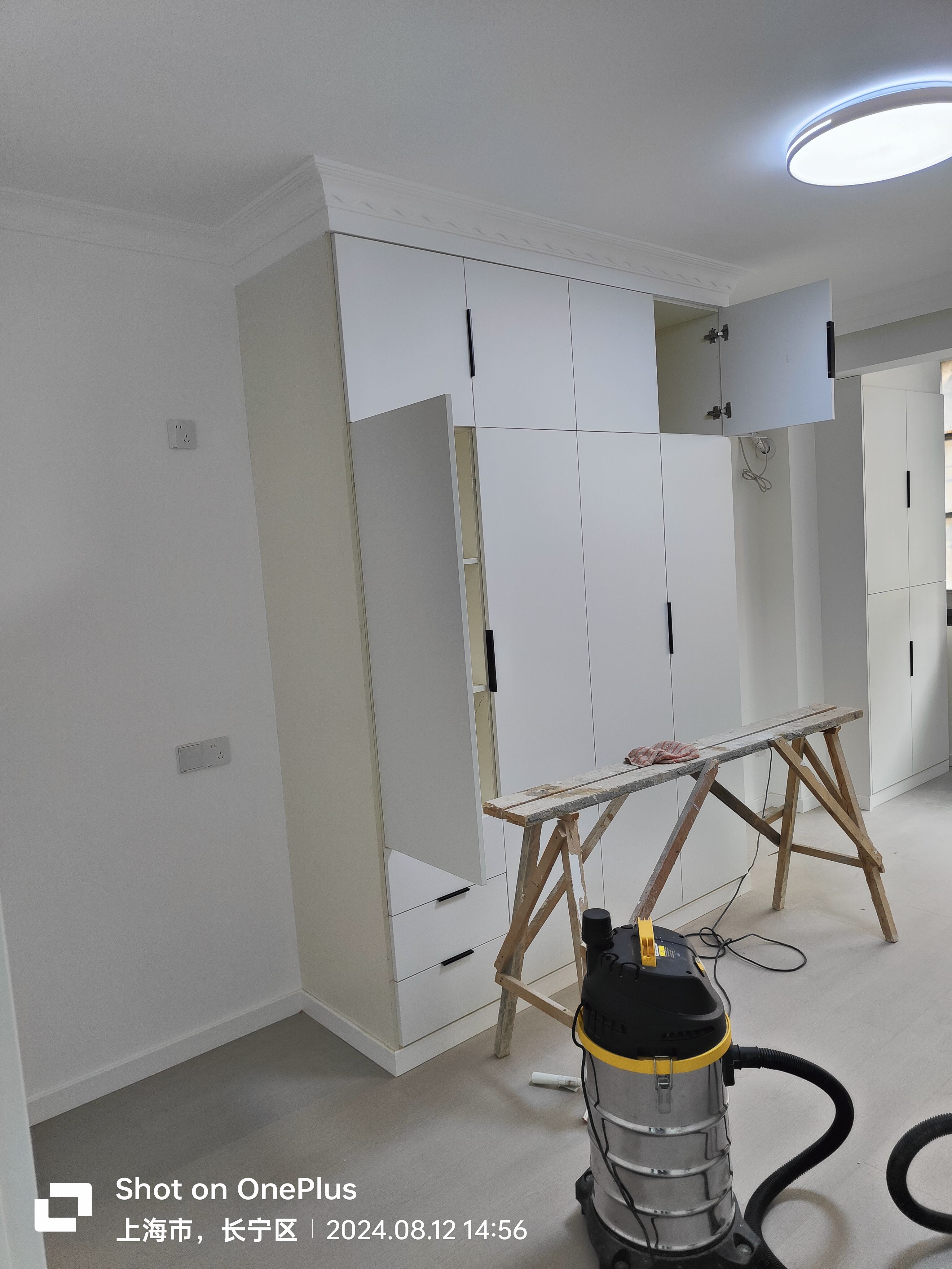 Shanghai decoration construction team renovates old houses and rents houses, renovates and cleans half-packaged houses. Master workers dismantle old houses and renovate them.