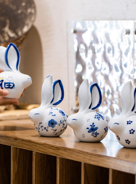 手绘景德镇青花瓷兔子摆件吉祥物