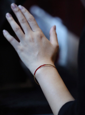 从欢刻面红尖晶宝石9k金管细手镯