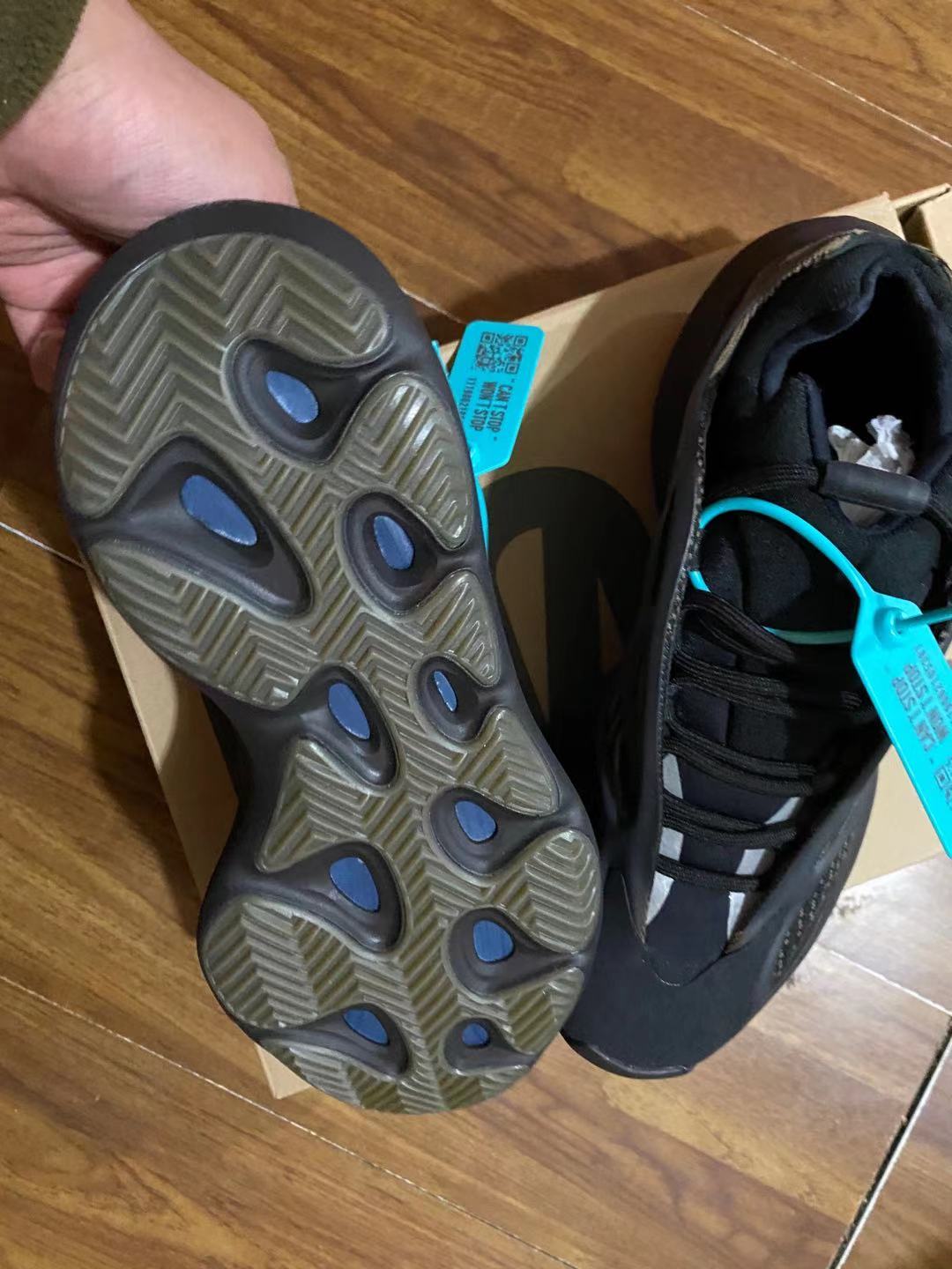 Adidas Yeezy 700 V3 Clay Brown 晶洞 黑铜异形椰子老爹鞋GY0189 - 图2