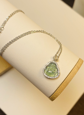 批发已卖了几百个 翡翠小佛 危料925银吊坠带，颜色深浅随机发