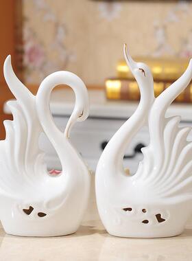 现代简约陶瓷天鹅摆件实用一对家居客厅酒柜电视柜装饰品卧室摆设
