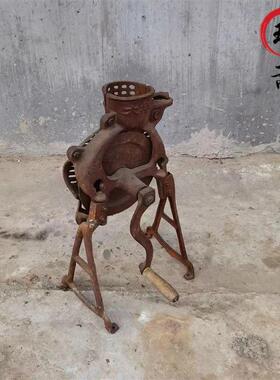 采购产品民间怀旧的旧物品，旧的木犁，风车，旧的农具，木耙，木