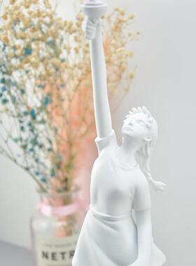 简植女家Banksy班居克艺斯雕塑班克西举气201022球孩摆件工品家居