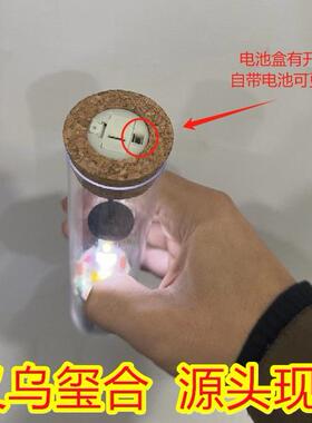 跨境新品 Test tube 藏书家在一座心爱的书山上阅读的悲伤气氛