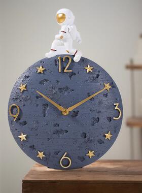 创意时尚卡通宇航员挂钟客厅家用轻奢简约静音钟表树脂工艺品