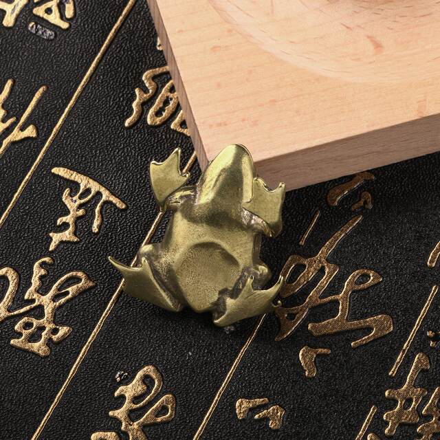 Antique copperware antique miscellaneous collection antique brass brass mini frog pocket small ornaments old goods old objects