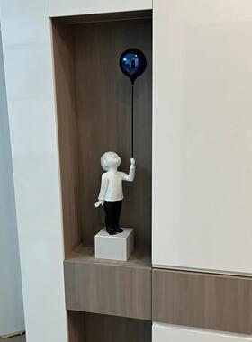 简约现代气球男孩人物摆件客厅玄关电视柜旁装饰品样板房轻奢雕塑
