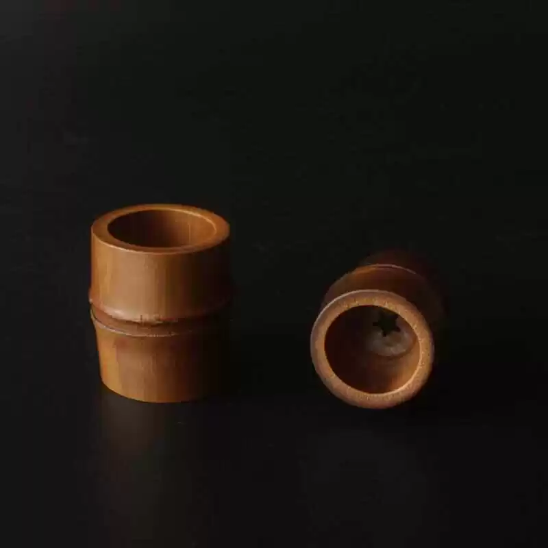 Новая крышка корня бамбука установлена с фиолетовым песочным горшком, держащим чашу, и чаша полна гвоздей