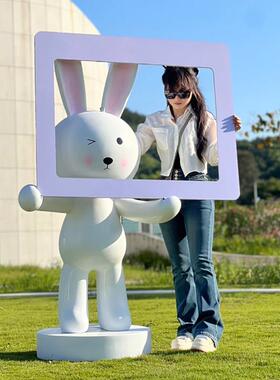 网红卡通兔子玻璃纤维雕塑风景区拍照打卡园林商场店铺美陈装饰大