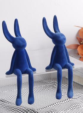 现代蓝色植绒坐姿兔人摆件售楼处样板房儿童房床头柜时尚轻装饰品