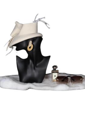 米色女士衣柜软装饰品样板间衣帽间卧室连衣裙项链摆件组合实拍