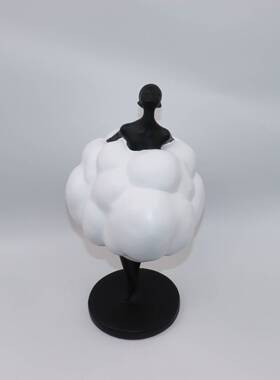 现代简约云朵人物树脂摆件客厅茶几样板房售楼部玄关创意软装饰品