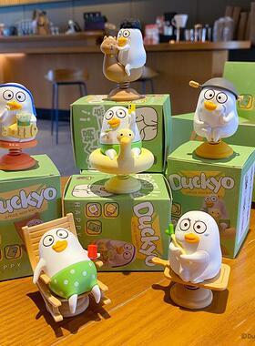 正版小刘鸭摇摇乐摆件办公室工位解压摆饰可爱车载内饰中控装饰品