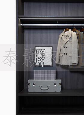 现代简约样板房儿童衣帽间摆件男孩西装外套套装装饰画软装饰品