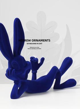 克莱因蓝兔子摆件电视柜玄关酒柜轻奢高档高级感小众艺术家居装饰