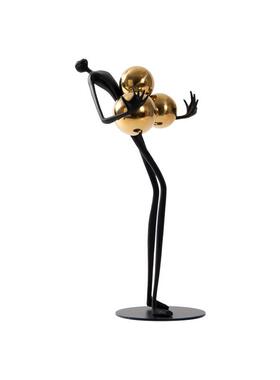 左顾 现代简约合金属抽象手抱球人物创意软装家居饰品样板房摆件