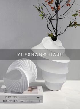 现代轻奢创意造型树脂白色螺旋纹花瓶摆件书房客厅样板间家居软装