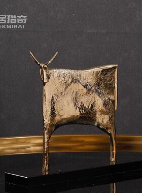 轻奢创意纯铜金属牛摆件高级感客厅售楼处办公桌面装饰工艺品金色