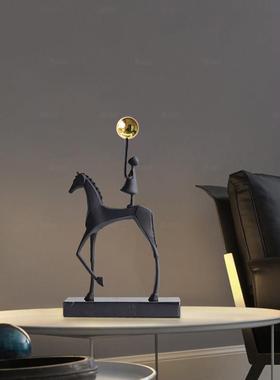 现代简约马背女孩打伞摆件轻奢酒柜书房办公桌入户玄关金属装饰品