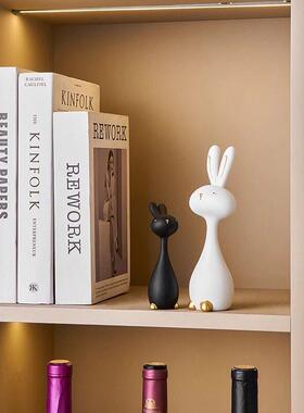 现代轻奢坐姿兔子摆件家居玄关入户高级感软装饰品样板房酒柜摆设