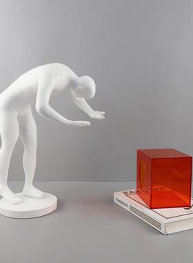 现代简约亚克力橙色囚笼人物雕塑树脂摆件客厅玄关酒店家居装饰品