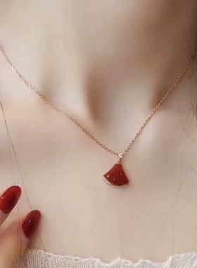 公价19600】99新宝格丽18K玫瑰金红玉髓小裙子扇子单钻项链359987