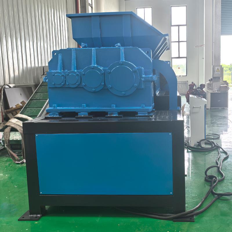 Large double-shaft shredder bicycle gas tank tire plastic powerful crusher straw crusher chassis