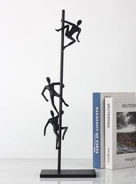 简约现代摆件抽象人物攀爬者艺术雕塑玄关酒柜极简样板房软装饰品