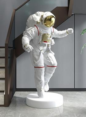 新款宇航员摆件客厅大公型地乔太空人雕塑家居饰品办室开落业迁礼