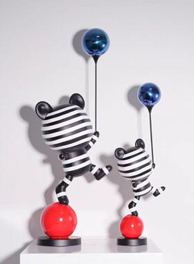 现简约网代红条纹熊熊摆球件客厅电视柜玄关通气杂技熊落地雕卡塑